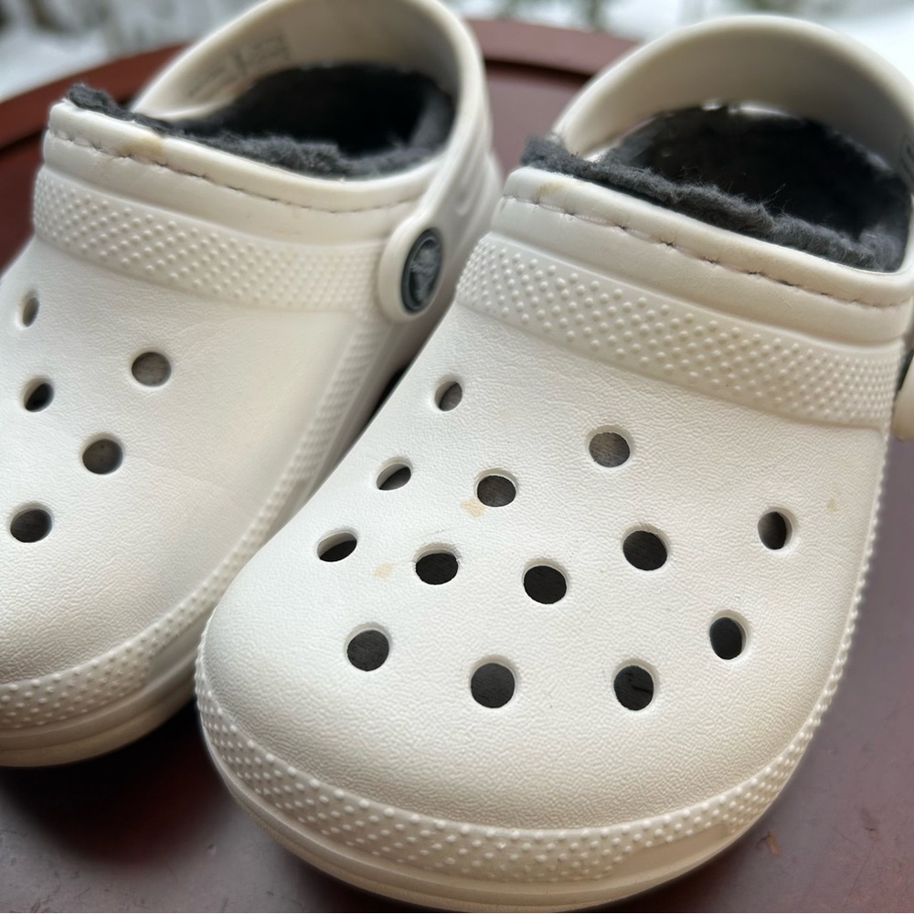 White Fleece-Lined Crocs | Toddler Size 7 | Spring Clogs | Cozy Slip On Shoes - Picture 5 of 10